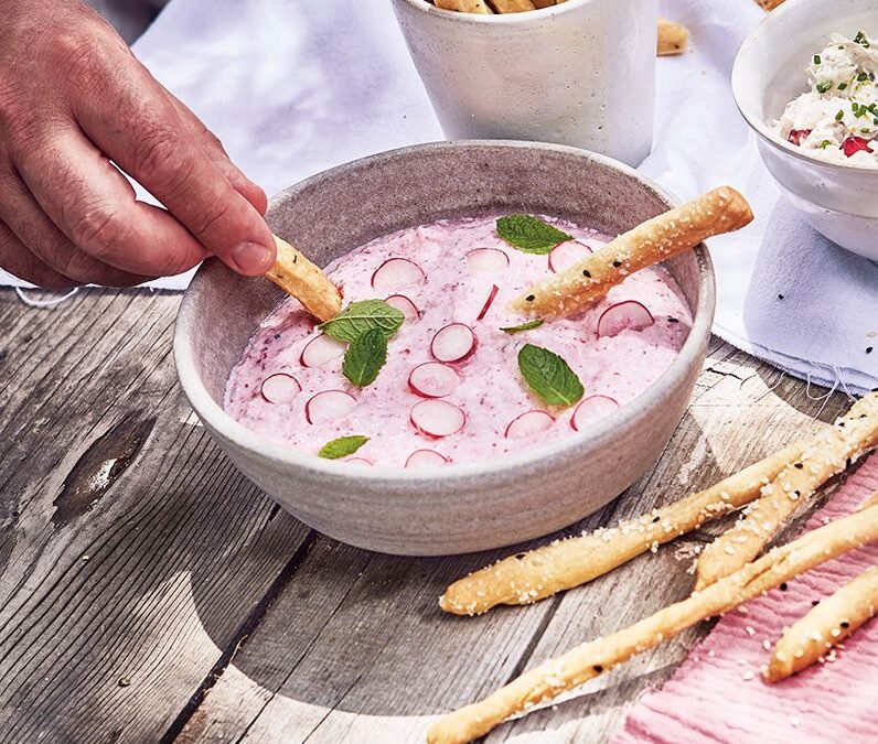 recette de tartinade comme un tzatiki mais aux radis rouge proposé avec le produit de la semaine de la ferme de la chasseloire près de Nantes